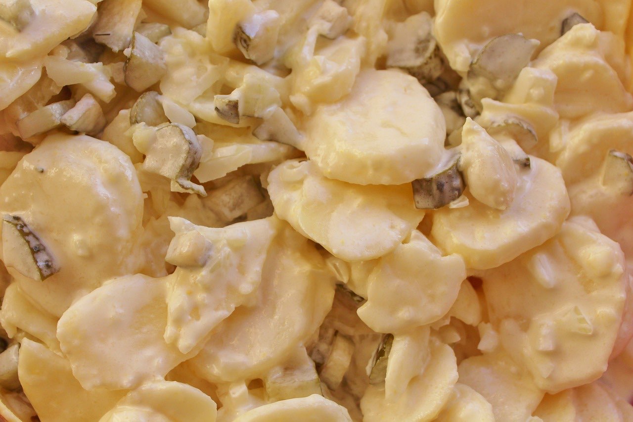 Sałatka ziemniaczana jest przysmakiem