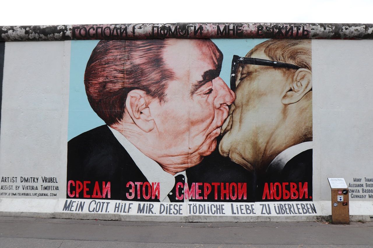 Pocałunek street art na murze